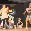 Gruppo di persone che ballano su un palco.
