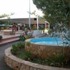 Cortile con fontana e gazebo bianco.