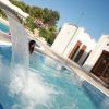 Piscina con cascata vicino a centro benessere.