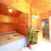 Camera di legno con letto matrimoniale e pianta decorativa.
