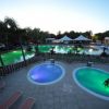 Piscine illuminate all'aperto al crepuscolo.
