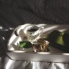 Vassoio su lenzuola con tazza e libro.