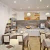 Sala ristorante con tavoli apparecchiati e decorazioni floreali.